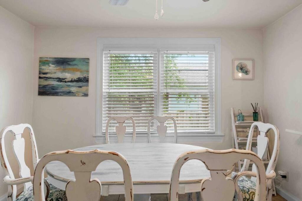 Beach Bungalow - 1 Block To Beach - Pets Welcome! Норфолк Екстериор снимка