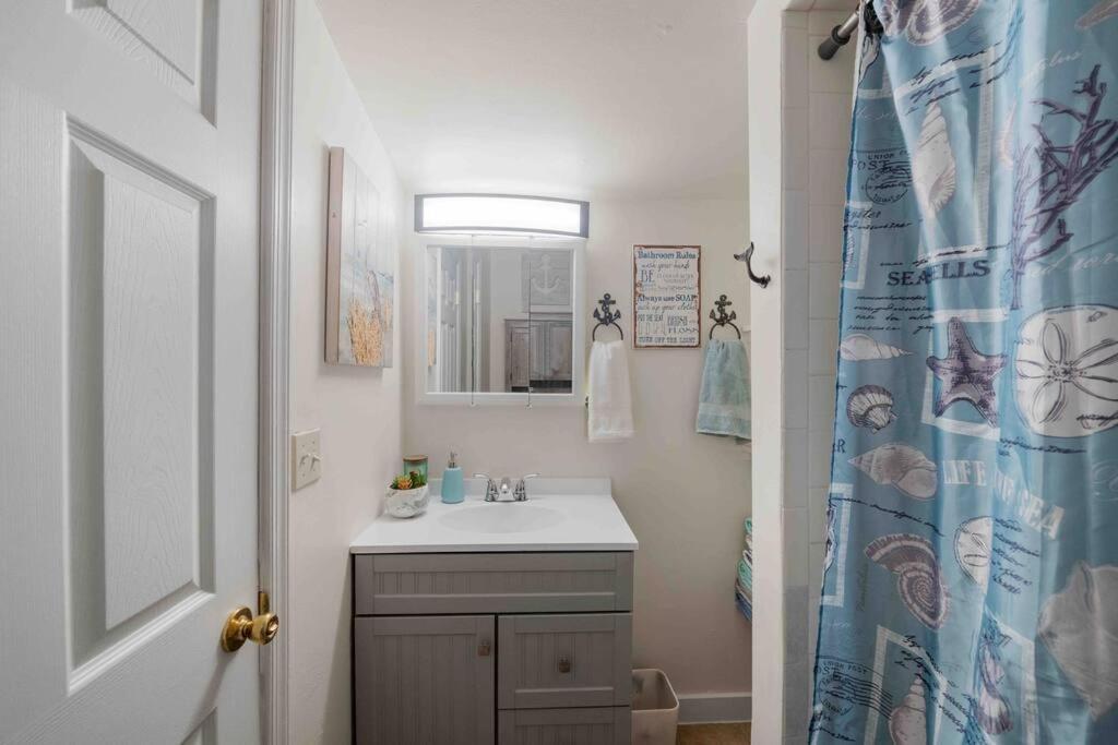 Beach Bungalow - 1 Block To Beach - Pets Welcome! Норфолк Екстериор снимка