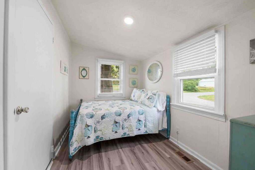 Beach Bungalow - 1 Block To Beach - Pets Welcome! Норфолк Екстериор снимка