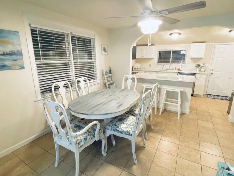 Beach Bungalow - 1 Block To Beach - Pets Welcome! Норфолк Екстериор снимка