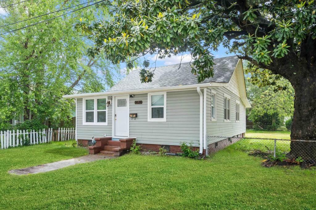 Beach Bungalow - 1 Block To Beach - Pets Welcome! Норфолк Екстериор снимка
