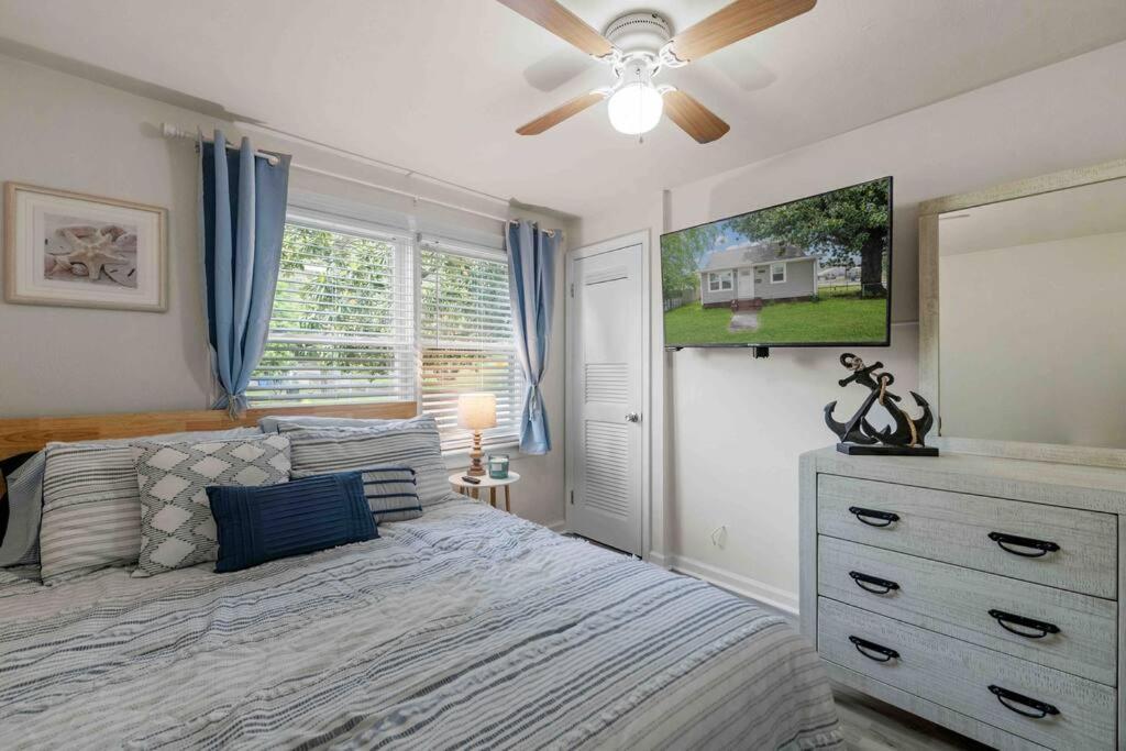 Beach Bungalow - 1 Block To Beach - Pets Welcome! Норфолк Екстериор снимка