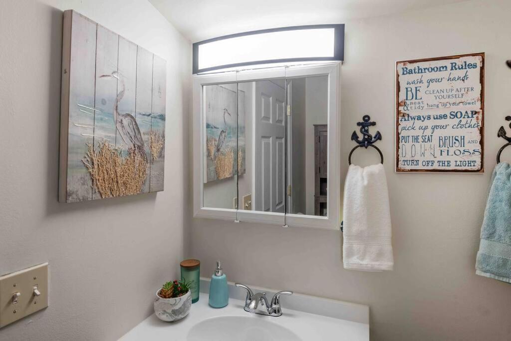 Beach Bungalow - 1 Block To Beach - Pets Welcome! Норфолк Екстериор снимка