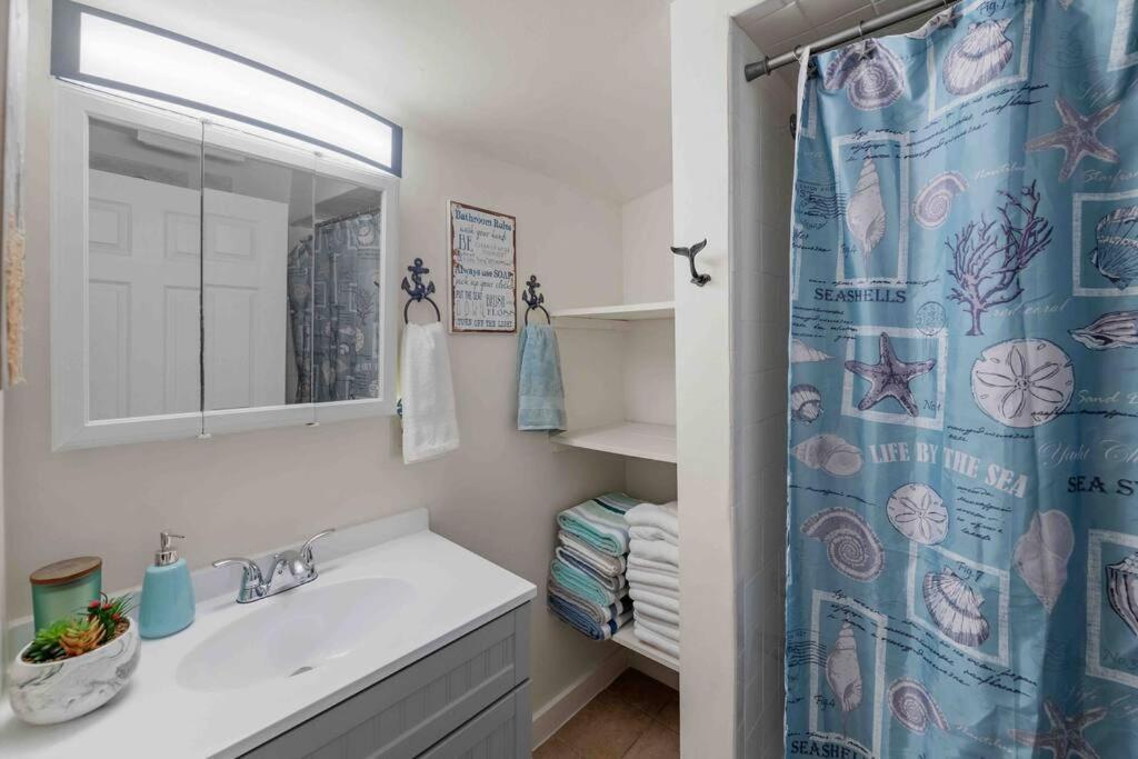 Beach Bungalow - 1 Block To Beach - Pets Welcome! Норфолк Екстериор снимка